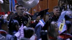 <p>El pasado fin de semana se llevó a cabo la graduación de los estudiantes de la Universidad Estatal de California en Fresno. Una ceremonia que se hizo viral luego de que la banda musical de la Marina de Estados Unidos puso a bailar con canciones de música regional mexicana a los más de 1.000 egresados.</p>