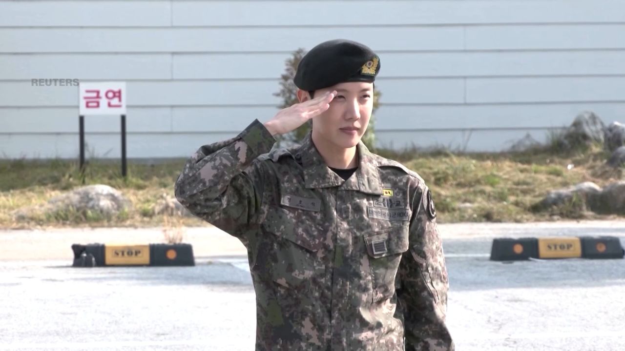 <p>J-Hope cumplió 18 meses de servicio militar y se convirtió en el segundo miembro de la banda BTS en terminar el servicio.</p>