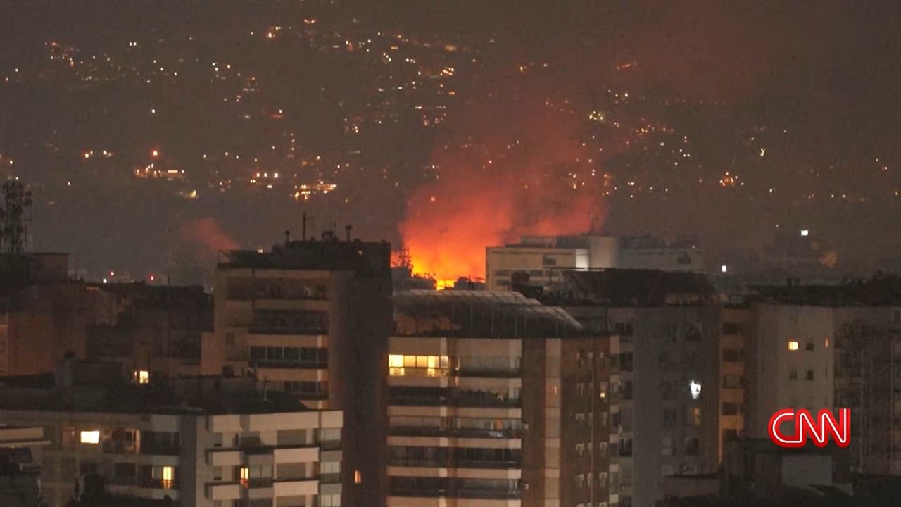 <p>Jomana Karachi, de CNN, informa sobre lo que ella y su equipo vieron cuando un nuevo ataque aéreo israelí alcanzó los suburbios del sur de Beirut, Líbano.</p>