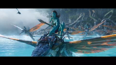 <p>"Avatar: The Way Of Water" regresa a pantallas IMAX en octubre, en anticipación del estreno en diciembre de "Avatar: Fire and Ash". Se adelanta el estreno de la secuela de "The Devils Wear Prada". Y Greg Tarzan Davis, de "Mission: Imposible - The Final Reckoning", habla de su experiencia de aprendizaje durante la filmación de la película. Lynn Franco con las noticias de entretenimiento del Minuto Hollywood.</p>