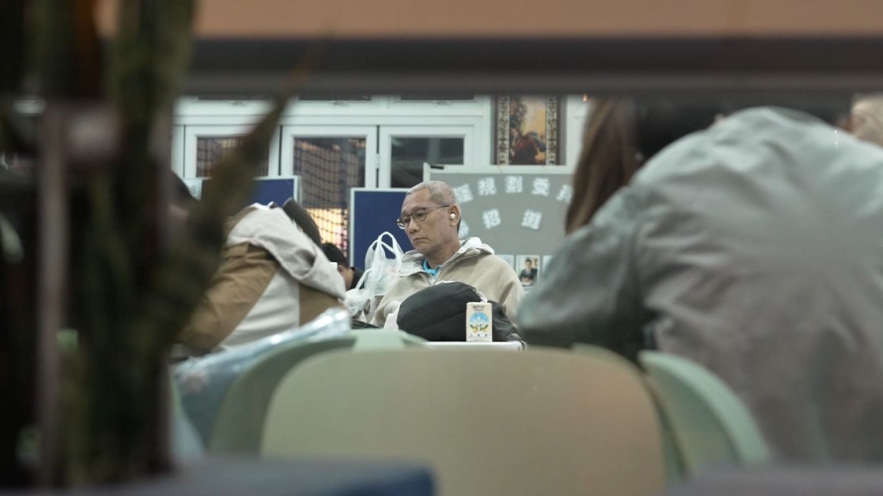 <p>Many evacuees from the Hong Kong apartment complex that caught fire on Wednesday are spending the night at a sports center-turned-emergency shelter in Tai Po District.</p>