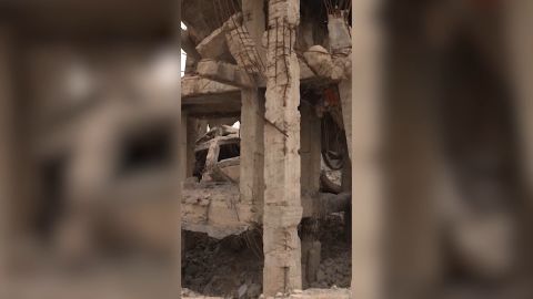 <p>Clarissa Ward, de CNN, está en las calles de Darayya, Siria, donde los residentes se han quedado con miles de millones de dólares en destrucción tras más de una década de violento conflicto en el país.</p>
