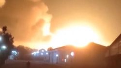 <p>Un ataque ucraniano con drones lanzado durante la noche destruyó un depósito de municiones en la región occidental rusa de Tver, causando una enorme explosión, informó el miércoles a CNN una fuente del Servicio de Seguridad de Ucrania.</p>