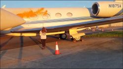 <p>Dos activistas contra el cambio climático rociaron con pintura naranja dos aviones privados en el aeropuerto londinense de Stansted este jueves. Se sospecha que ahí aterrizó el jet privado de Taylor Swift. </p>