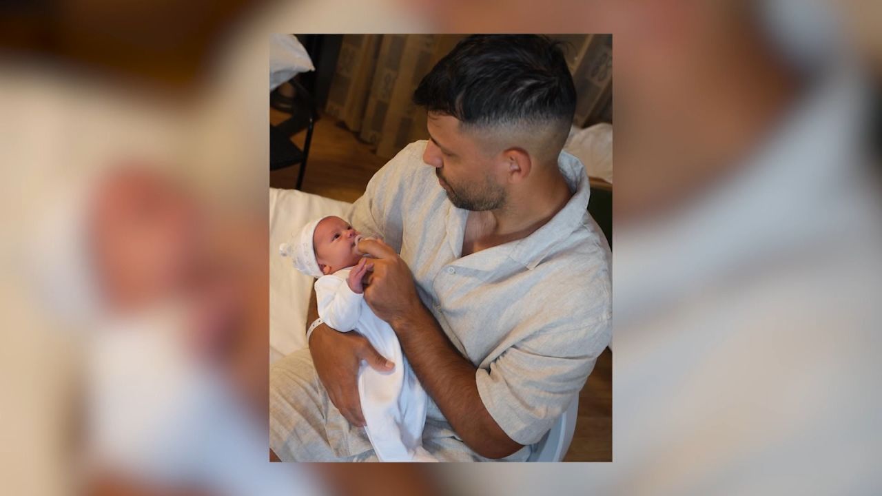 <p>Sergio Agüero dio la bienvenida a su hija en sus redes compartiendo las primeras imágenes tras el nacimiento anunciado el viernes 13. Es la segunda hija del exfutbolista y la primera junto a la actriz Sofía Calzetti.</p>