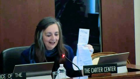 <p>La asesora principal para América Latina del Centro Carter, Jennie Lincoln, mostró este miércoles las "actas originales" de votación de las polémicas elecciones presidenciales de Venezuela en la sede de la Organización de Estados Americanos en Washington. CNN intenta comunicarse con el CNE y el Ministerio de Comunicación e Información para obtener sus comentarios. El Centro Carter publicó un comunicado poco después de loc comicios en el que aseguró que las elecciones en Venezuela no podían ser consideradas democráticas.</p>