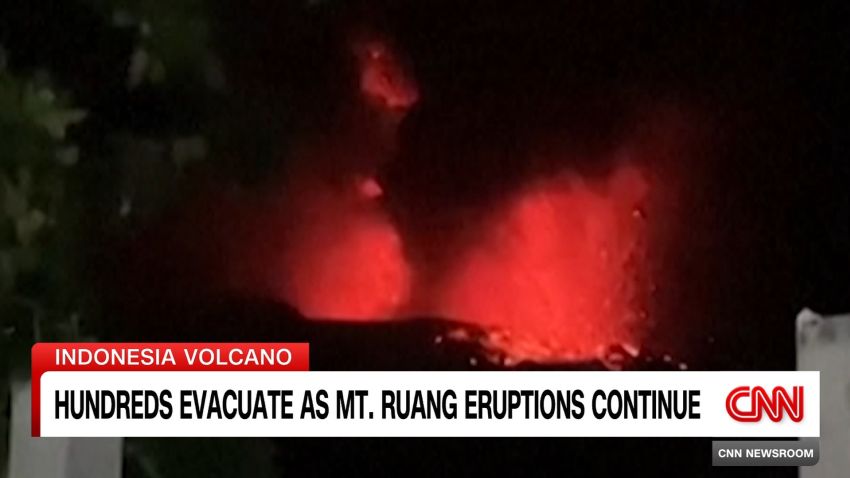 鲁昂山：印尼火山喷发迫使数千人撤离，航空公司取消航班