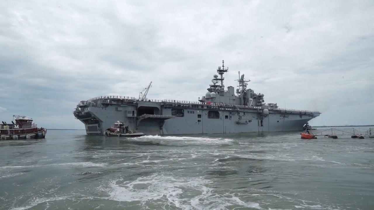 <p>La presencia de tres buques de guerra estadounidenses cerca de aguas marítimas venezolanas es el signo más claro del incremento de la tensión entre los gobiernos de los presidentes Donald Trump y Nicolás Maduro. Patrick Oppmann nos brinda el siguiente reporte.</p>