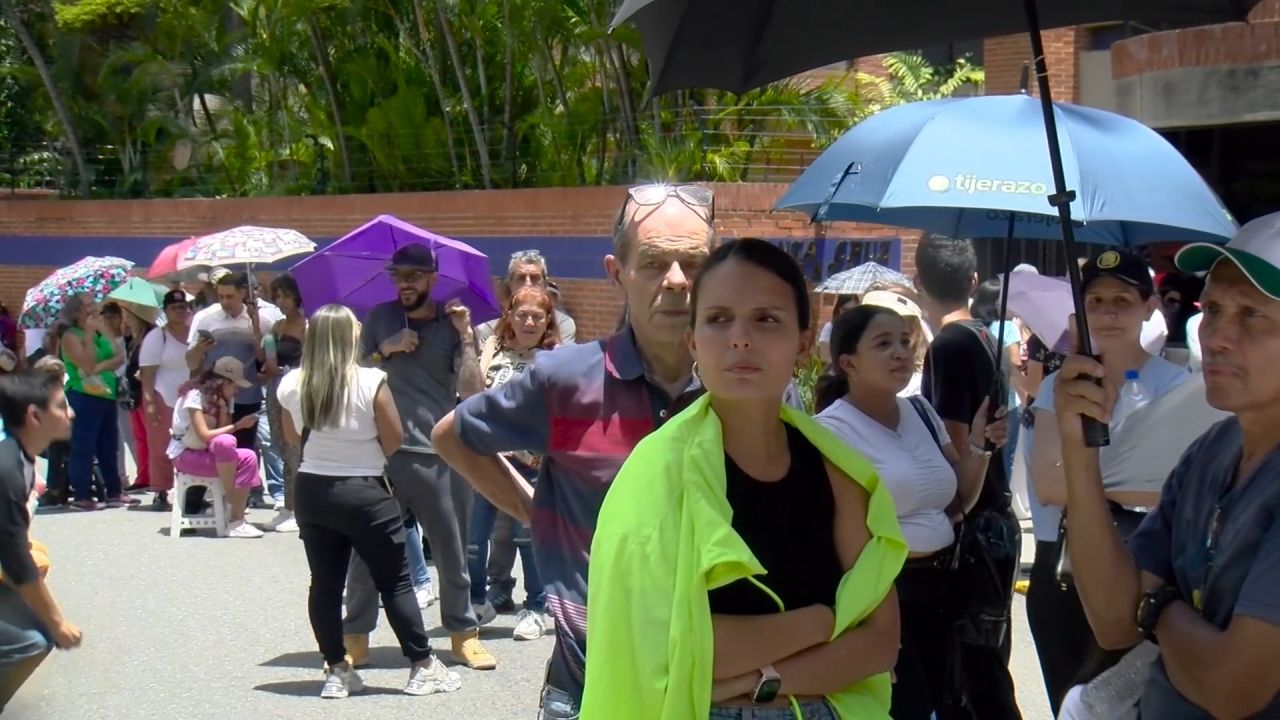 <p>Con cánticos de "queremos votar", venezolanos que esperan horas formados en filas delante de las urnas, comentaron a Alejandra Oraa de CNN que aún con la tardanza ejercerán su voto.</p>